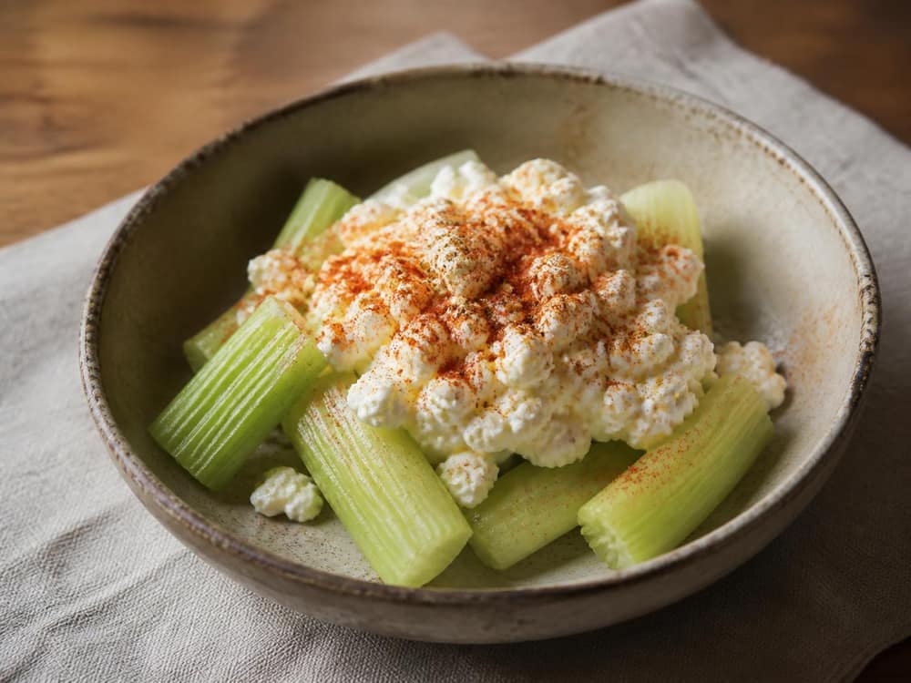 Bleekselderij met cottage cheese en paprikapoeder