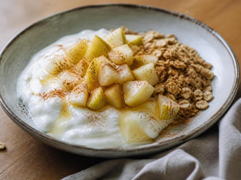 Griekse yoghurt met granola en peer