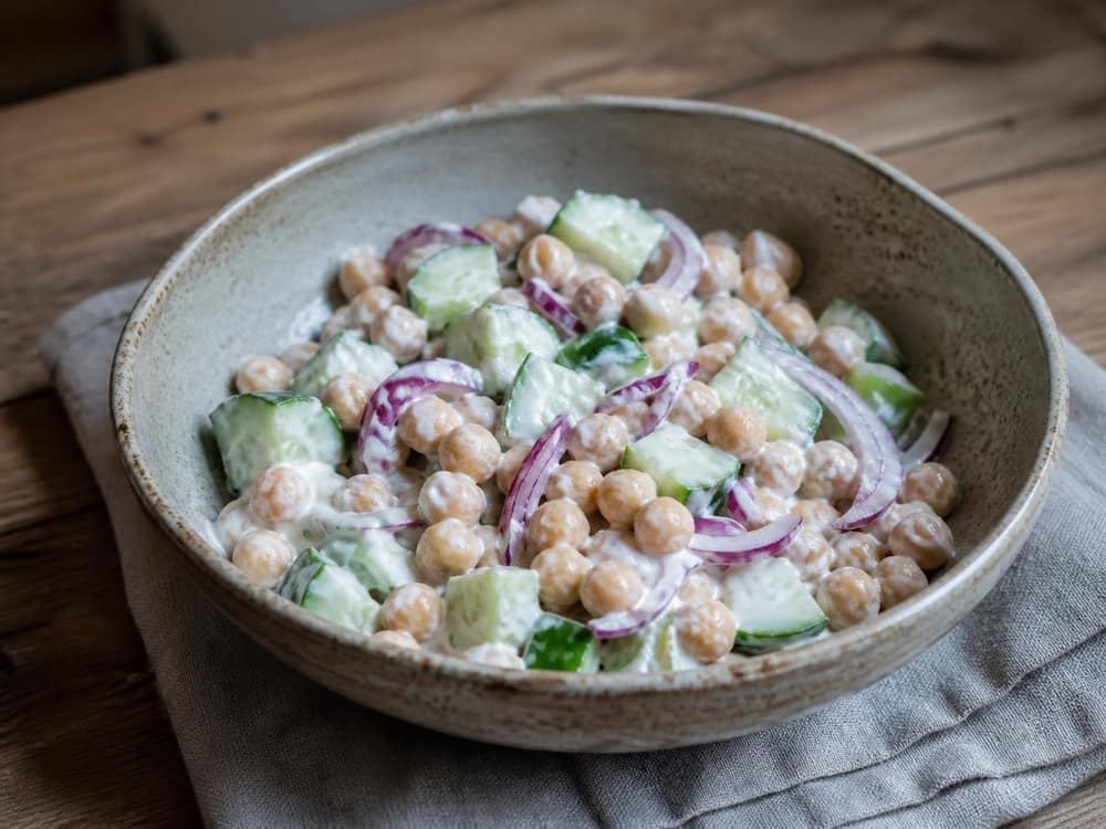 Kikkererwtensalade met komkommer en yoghurtdressing