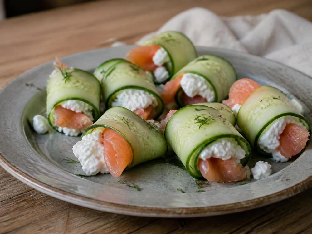 Komkommerrolletjes met gerookte zalm en hüttenkäse