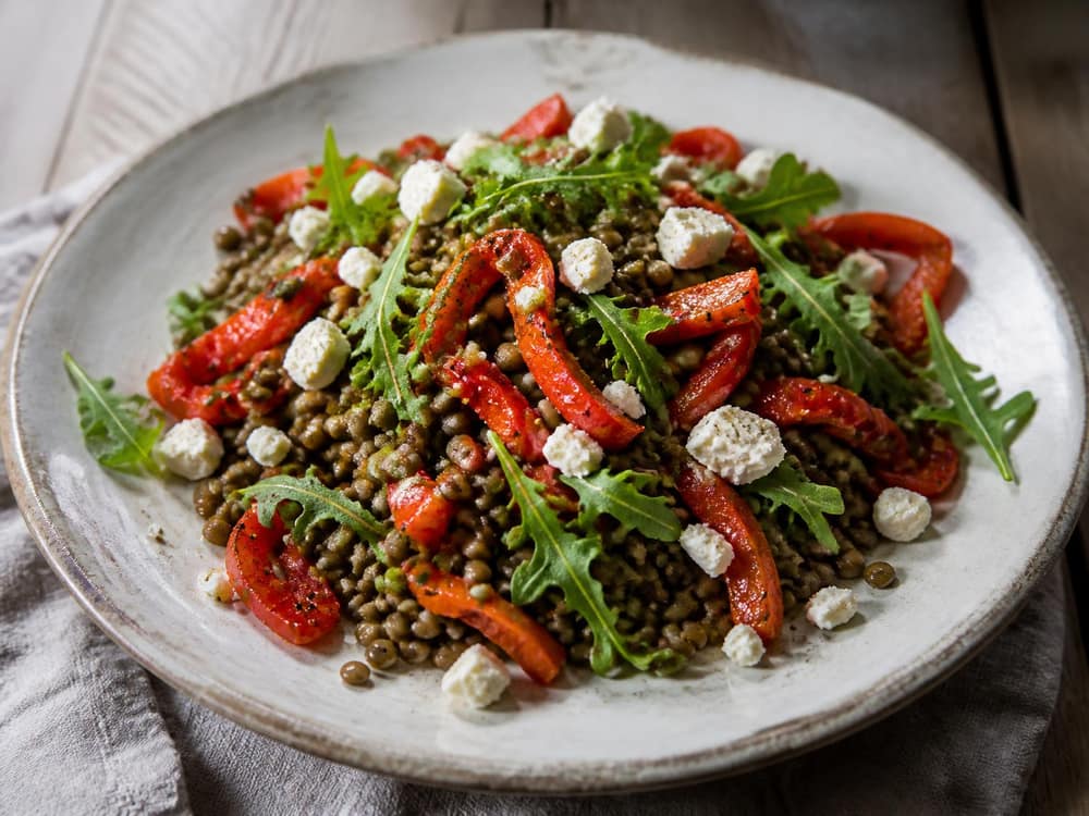 Linzensalade met geroosterde paprika en rucola