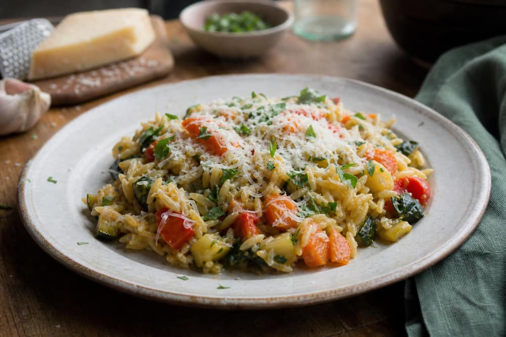 Orzo met groente en parmezaan