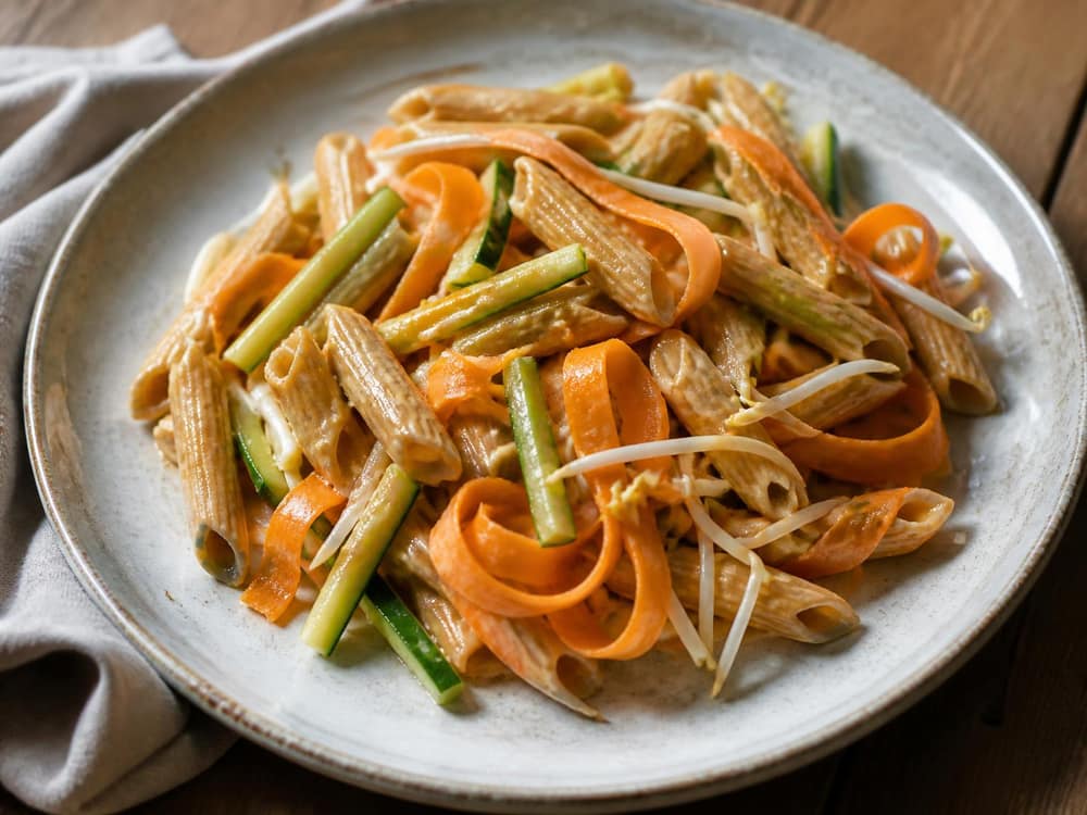 Pastasalade met pindasaus en taugé