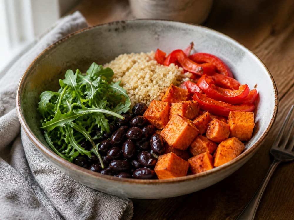 Quinoabowl met zoete aardappel en zwarte bonen